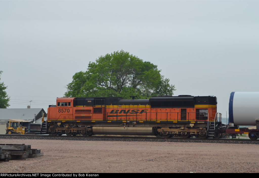 BNSF 8570